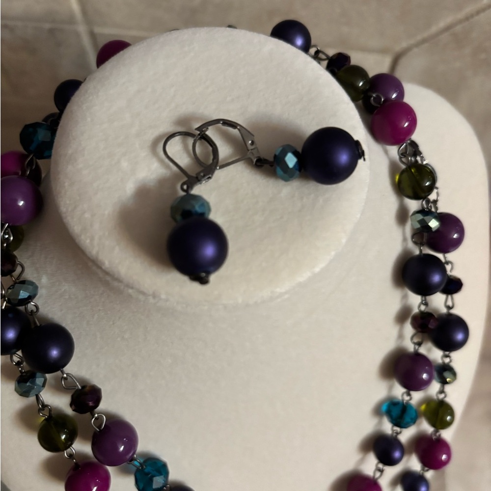 Elegant Beaded Necklace and earring set - Picture 3 of 3